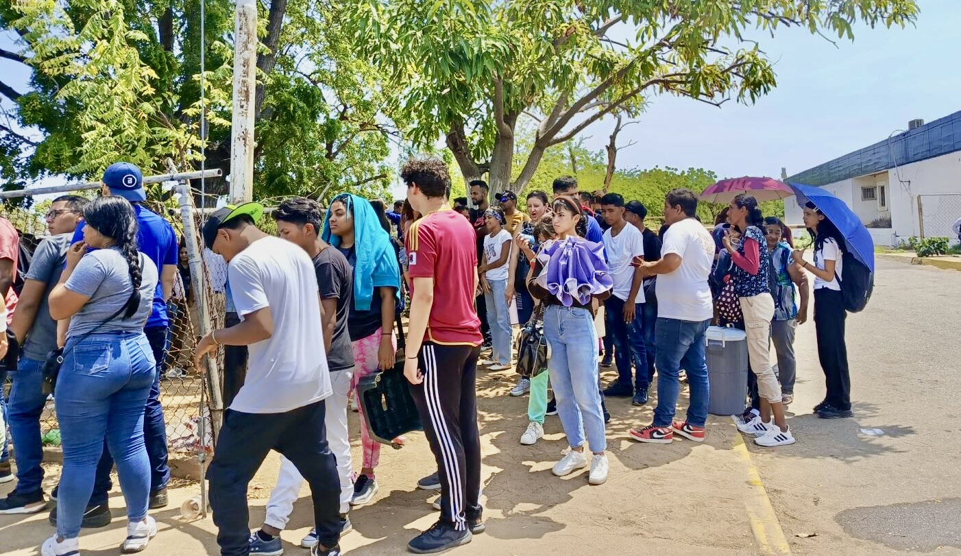 Cientos de jóvenes en el CNE Zulia a un día del cierre de Registro